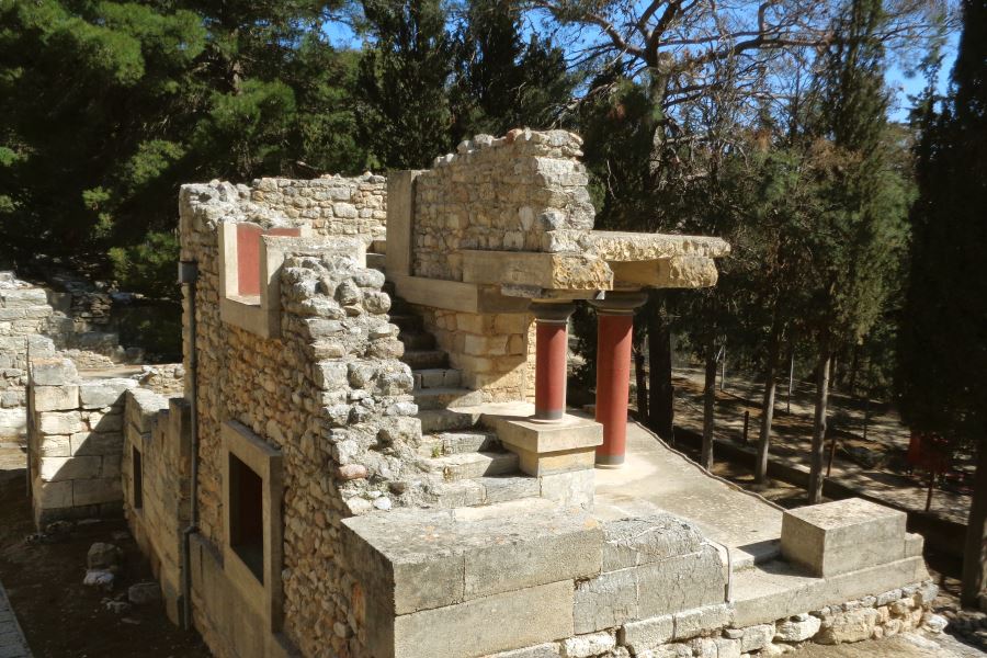 Visit Knossos and Phaistos palaces in Crete